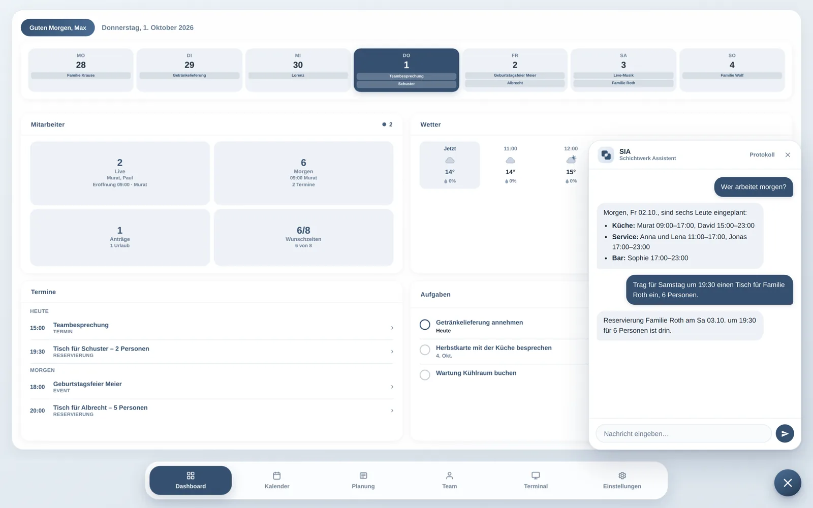 SIA, die Assistentin in der Admin-App, beantwortet „Wer arbeitet morgen?“ und trägt eine Reservierung ein