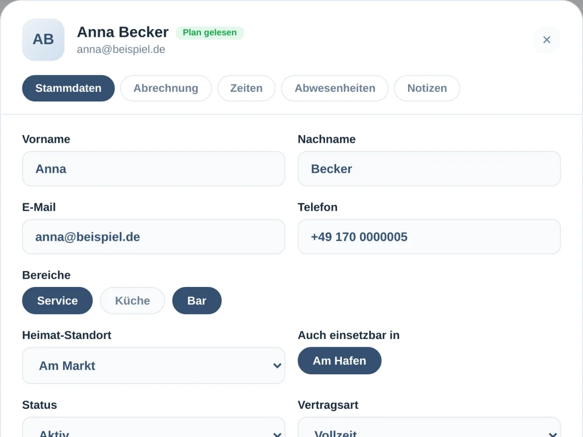 Mitarbeiterin Anna Becker in der Admin-App: fester Standort Am Markt, zusätzlich einsetzbar Am Hafen