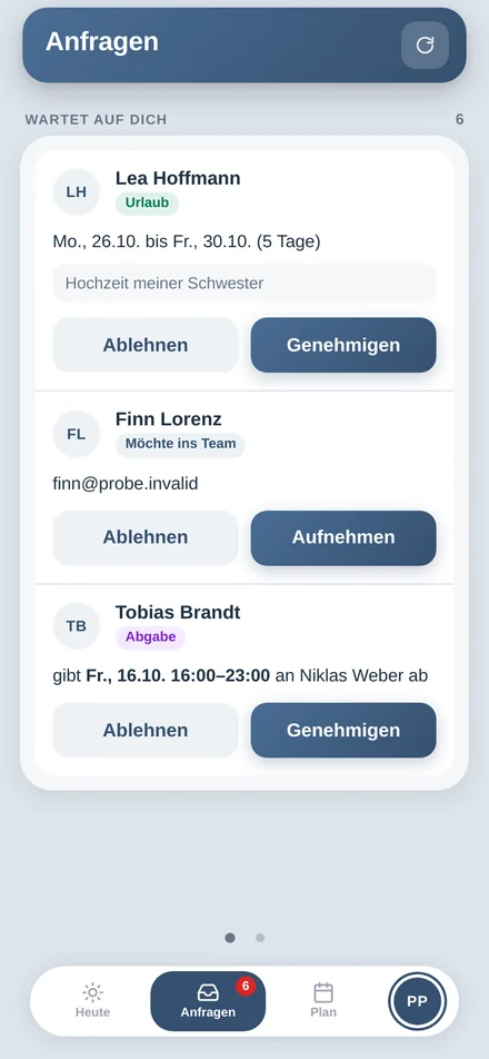 Chef-Ansicht in der Schichtwerk-App, Reiter Anfragen: ein Urlaubsantrag, eine Beitrittsanfrage und eine Schichtabgabe, jeweils mit den Knöpfen Ablehnen und Genehmigen